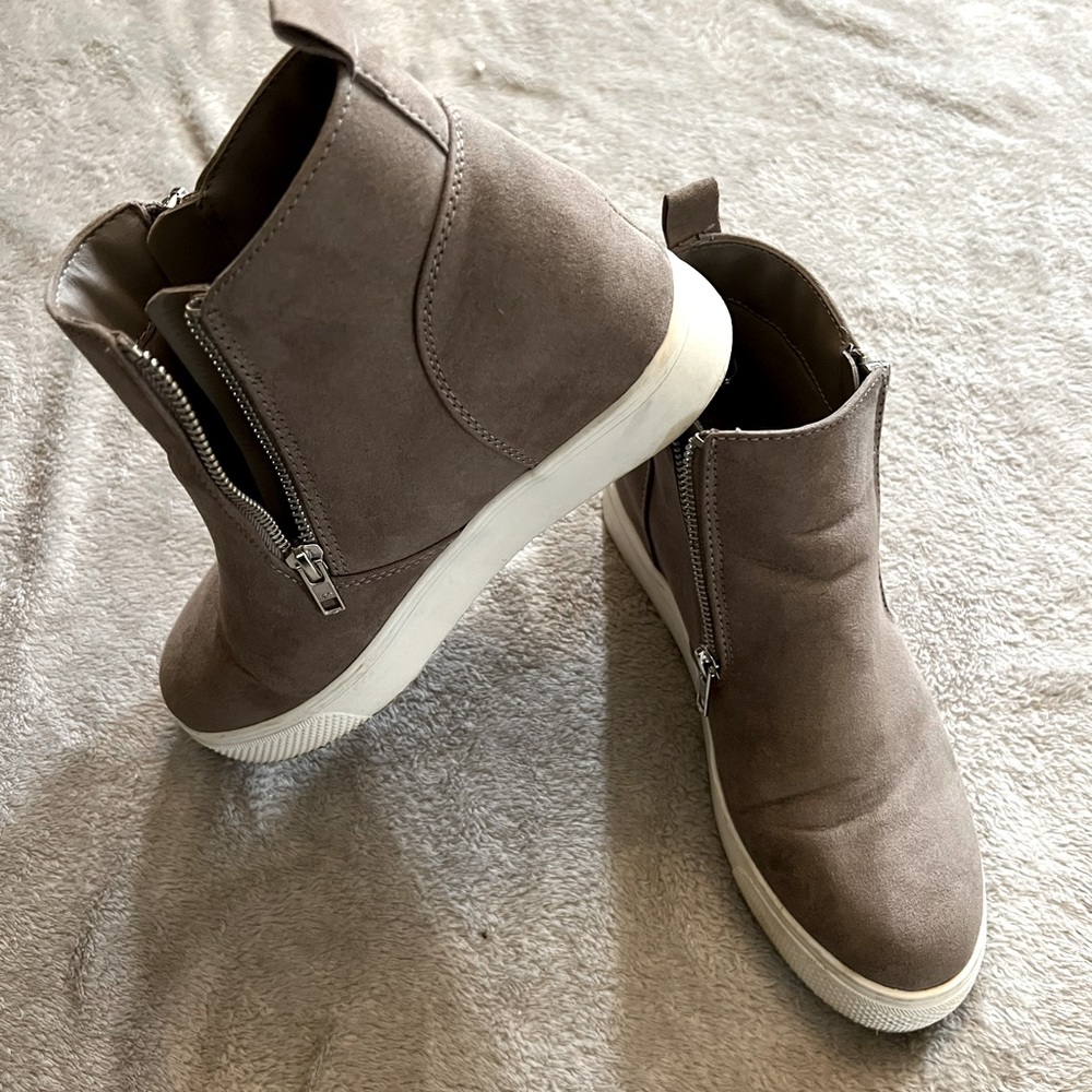 Heeled wedge sneakers